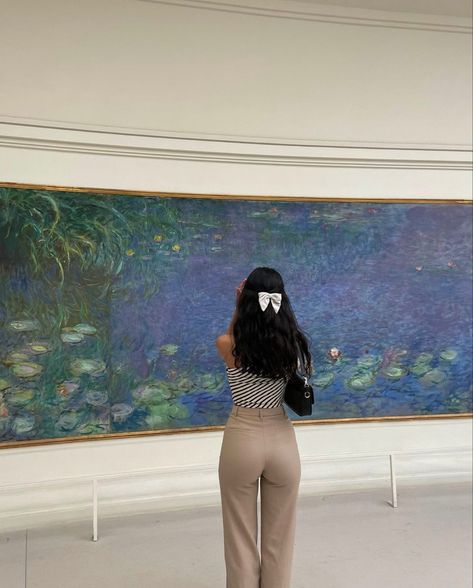 Paris Museum Outfit, Museum Outfit Spring, Museum Outfit Ideas Casual, Art Museum Outfit Ideas, Hairstyles Bow, Orangerie Paris, Paris Museums, Paris Photo Ideas, Paris Francia