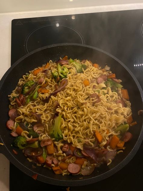 Indomie stirfry recipe Fried Noodles Aesthetic, Indomie Noodles Recipe, Nigerian Indomie Recipe, Indomie Cake, Indomie Aesthetic, Mie Aesthetic, Indomie Recipe, Indomie Noodles, Noodles Ramen