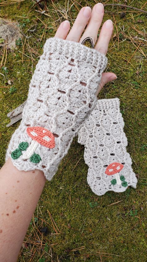 I decided to take my favorite feminine crochet shell pattern mittens and adorn them with crochet mushrooms and leaves. Witch Inspiration, Crochet Mushrooms, Crochet Shell Pattern, Cottagecore Crochet, Feminine Crochet, Cottagecore Witch, Apply Lip Gloss, Crochet Shell, Glove Pattern