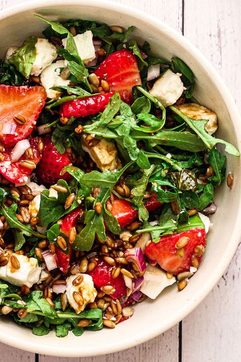 Strawberry Arugula Salad, Homemade Balsamic Dressing, Salad With Balsamic Dressing, Rocket Salad, Balsamic Dressing, Summer Salad, Fresh Strawberries, Sunflower Seeds, Arugula