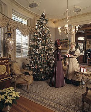 Victorian Era Christmas Traditions | The Pennington Edition Victorian Christmas Decorations, Štědrý Den, Victorian Christmas Tree, Marshmallow Frosting, Victorian Interiors, Victorian Decor, Old Fashioned Christmas, Wallpaper Vintage, Christmas Past