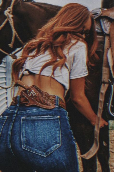 Woman In Jeans, Country Girl Aesthetic, Foto Cowgirl, Casual Country Outfits, Look Jean, Country Style Outfits, Western Wear Outfits, Cute Country Outfits, Looks Country