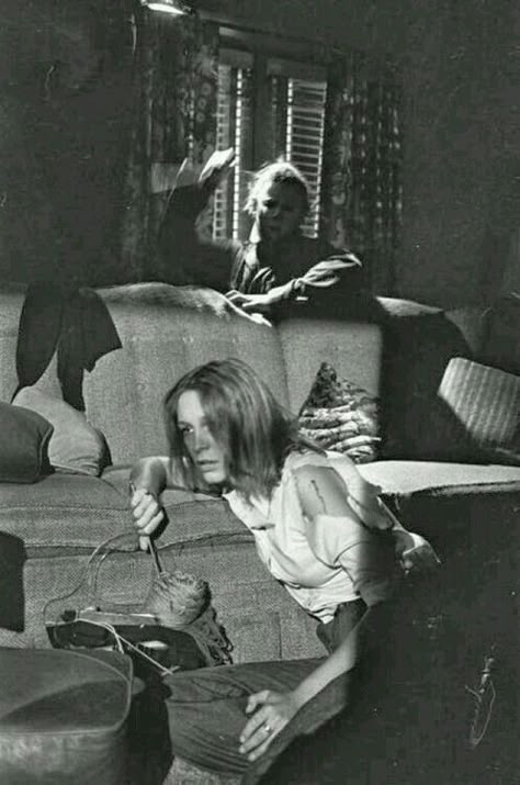 Jamie Lee Curtis & Tony Moran - Halloween ( 1978 ) Horror Movie Scenes, Halloween Franchise, John Carpenter Halloween, Halloween 1978, Halloween Film, Horror Movie Icons, Septième Art, Slasher Movies, The Boogeyman