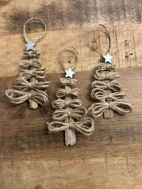 Driftwood Trunk, Driftwood Tree, Handmade Christmas Crafts, Holiday Crafts Christmas, Christmas Ornaments Homemade, Christmas Ornament Crafts, Vintage Diy, Christmas Crafts Decorations, Christmas Wreaths Diy