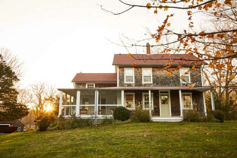 Farmhouse Style: Antiques Dealer Jonathan Burden's Clean and Simple Shelter Island Retreat Farmhouse On A Hill, Hamptons Farmhouse, Long Driveway, Island Farmhouse, Amazing Homes, Long Driveways, American Farmhouse, Shelter Island, Side Porch