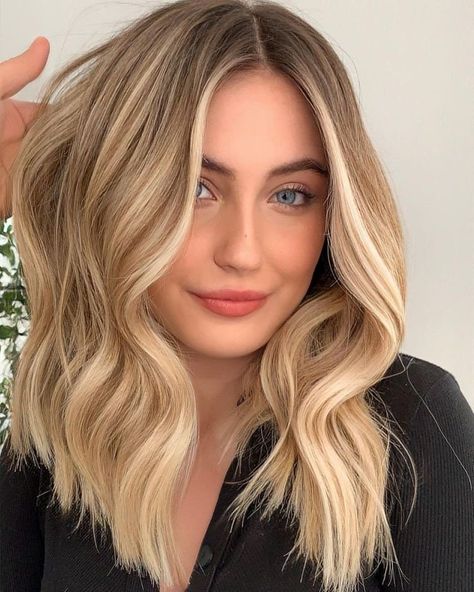 Balayage Baby Blonde Jungfrau Echthaar Hellbraun Schmelzwurzeln Honig Blonde Ombré Gewellte Lace Front Perücke Unsere Premium-Linie von Perücken wird von Hand aus feinstem jungfräulichem Haar mit Kutikula angepasst. Jede Perücke ist handgenäht und von Hand auf unsichtbarer HD-High-Definition-Spitze gebunden. Jedes Haar wird sichtbar sein, das von deiner Kopfhaut wächst. Wir färben jede Perücke individuell mit den neuesten Balayage-, Ombre-, Babylicht- und Schattenwurzeltechniken. Wir sind Meiste Blonde Color Melt Shadow Root, Blonde With Root Stretch, Root Melt Golden Blonde, Light Honey Balayage, Low Light Blonde Hair, Shadow Root Brown To Blonde, Golden Bronde Balayage Honey, Root Stretch Hair Blonde, Blonde Partial Highlights