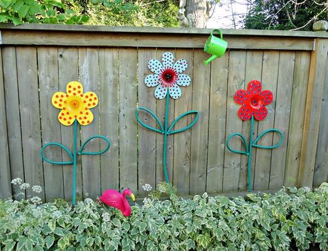 use old hoses and paint some wooden flowers to make these cute garden flowers.  40 Surprisingly Awesome Dollar Store Crafts