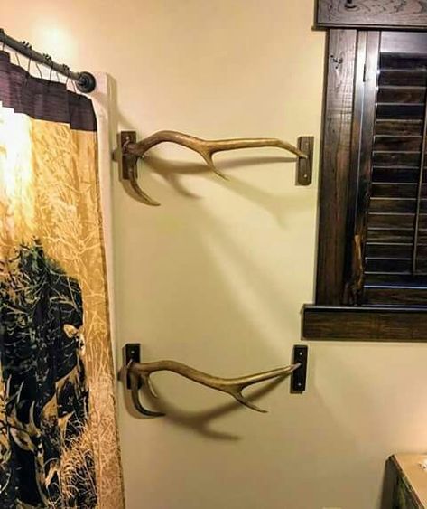 Antler Ideas, Diy Towel Rack, Deer Antler Decor, Antlers Decor, Antler Crafts, Diy Towels, Hunting Decor, Deer Decor, Diy Outdoor Decor