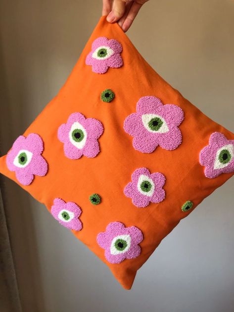 This punch needle pillow cover is handmade. evil eye pillow case will change the atmosphere of your home. You can complete the decoration of your living room with this orange pillow case. You can place the decorative pillow on your sofa or give it to a friend as a housewarming gift. Decorative Pillows On Bed Aesthetic, Home Decor Pillows, Punch Needle Pillow Case, Punch Needle Pillow Diy, Modern Punch Needle Art, Punch Desenleri Modern, Bed Armchair, Funky Pillow, Punch Needle Cushion