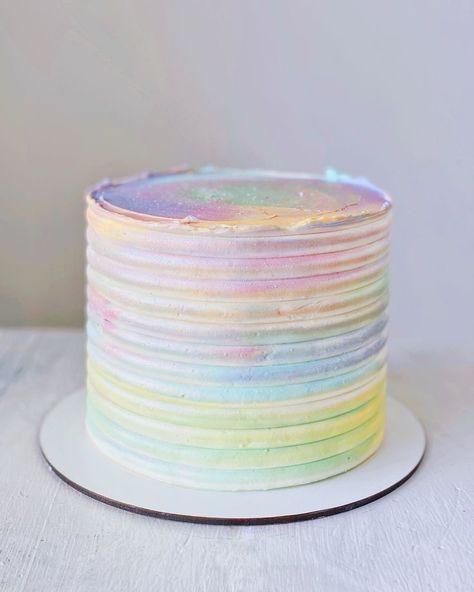 Pastel Cake Decoration, Ombre Pastel Cake, Holographic Birthday Cake, Pastel Rainbow First Birthday Cake, Colorful First Birthday Cake, Iridescent Cake Ideas, Iridescent Birthday Cake, Birthday Cake Pastel Color, Pastel Rainbow Smash Cake