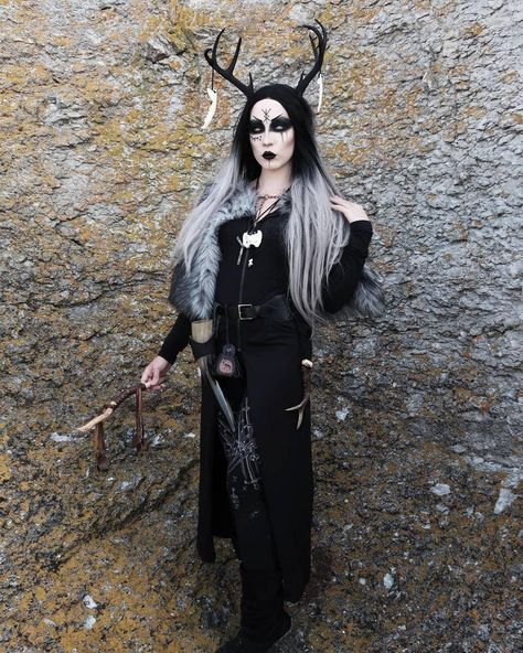 Sorceress Cosplay, Viking Witch, Ren Fest, Pagan Witch, Old Norse, Ancient Origins, Viking Warrior, Viking Age, Dia De Muertos