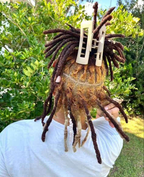 Locs Skunk Stripe, Color Skunk Stripe, Skunk Stripe Locs, Dyed Locs, Skunk Stripe, Cute Dreads, Fancy Hairstyles, Locs Hairstyles, Loc Styles