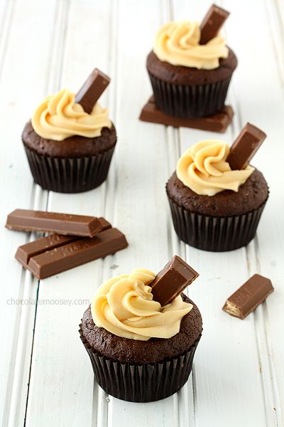 Kit Kat Cupcakes With Caramel Buttercream Frosting | www.chocolatemoosey.com Kitkat Cupcakes, Kit Kat Cupcakes, Cupcakes With Caramel, Caramel Buttercream Frosting, Caramel Cupcakes, Caramel Buttercream, Triple Chocolate, Baking Cupcakes, Yummy Cupcakes