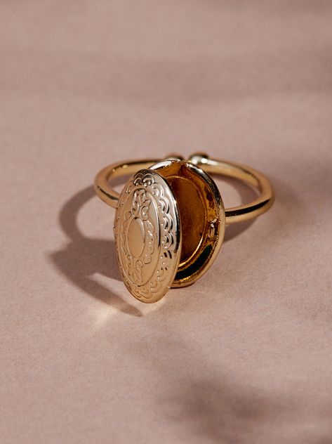 This beauty boasts an oval locket design, exuding a timeless elegance that never goes out of style. It's sleek, sophisticated, and perfect for adding a touch of old-world charm to any outfit. Gold Accent Rings, Antique Locket Ring, Met Museum Jewelry, Gold Bands For Women Unique, Elegant Simple Jewelry, Pop Tab Ring, Everyday Gold Ring Stack, Minimalist Gold Wedding Ring, Gold Boho Rings