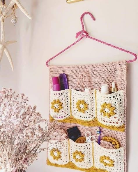 Simpul Makrame, Crochet Organizer, Crochet Wall Art, Crochet Storage, Crochet Wall Hangings, Kawaii Crochet, Crochet Decoration, Fun Crochet Projects, Granny Square Crochet Pattern