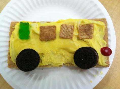 The Wheels on the Bus project made with graham crackers, frosting, gummy bear driver, mini oreos, and wafer cereal windows. School Bus Snack Graham Crackers, Mini Oreos, The Wheels On The Bus, Transportation Unit, Transportation Theme, Fun Friday, Kids Cooking, Happy Books, Wheels On The Bus