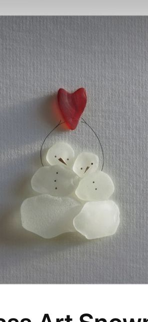 White Beach Glass Art, Sea Glass Gnome, Diy Sea Glass Ornaments, Sea Glass Display Ideas, Seaglass Art Christmas, Beach Glass Christmas Ornaments, Christmas Seaglass Art, Christmas Sea Glass Art Diy, Seaglass Display