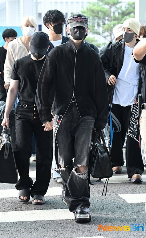 [PRESS] 220807 #SEVENTEEN Hoshi Airport Fashion, Svt Airport Fashion, Seventeen Airport Fashion, Hoshi Fashion, Hoshi Style, Airport Fashion Kpop, Airport Outfits, Fashion Kpop, Hoshi Seventeen