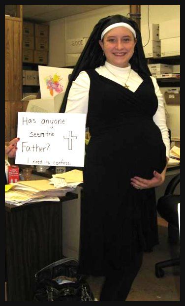 Homemade Nun Costume for pregnant woman. HAHAHA! I'm doing this this year! Diy Nun Costume, Halloween Costumes Pregnant Women, Nun Costume, Pregnancy Costumes, Pregnant Halloween Costumes, Costumes Funny, Best Friend Halloween Costumes, Homemade Halloween Costumes, Pregnant Halloween