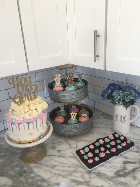 Gender reveal desserts. Cake, cupcakes, brownies. Gender Reveal Brownies, Gender Reveal Dessert, Desserts Cake, Cake Cupcakes, Reveal Party, Reveal Parties, Baby Ideas, Gender Reveal Party, Gender Reveal