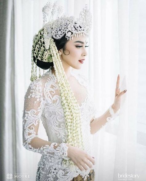 Inspirasi Pengantin Nusantara (@pengantinnusantara) • Foto dan video Instagram Sunda Siger, Siger Sunda, Pose Pengantin, Muslim Wedding Gown, Indonesia Traditional, Javanese Wedding, Batik Dress Modern, Bride Preparation, Kebaya Wedding