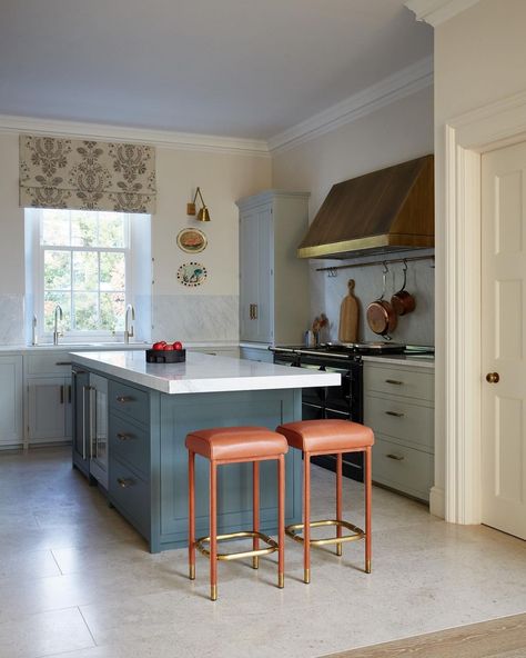 Guy Goodfellow Collection on Instagram: “Such a smart kitchen and so great to see our Remy Handprint as the blind fabric @todhunterearleinteriors @paul_massey” Two Storey Extension, Todhunter Earle, English Country House Interior, British Interior Design, Hill Garden, Weekend Home, Basement Gym, London Family, Farmhouse Renovation