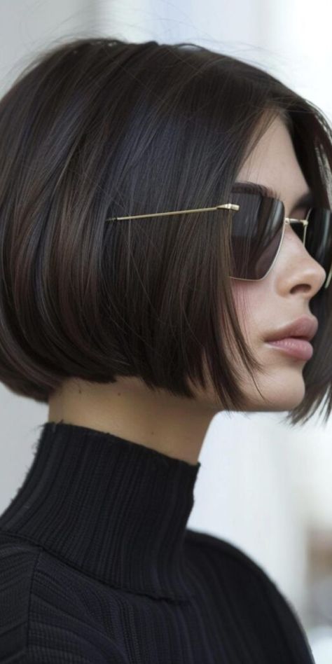 Update your hairstyle with these 24 bob haircuts perfect for square faces. Discover styles that flatter and soften, giving you a refreshed and contemporary look. Collarbone Length Bob, Italian Bobs, Bubble Bob Haircut, Hairstyle Office, Hairstyles Middle Part, Brunette Goddess, No Bangs, Rambut Brunette, Bangs Bob