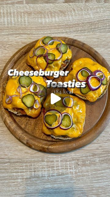 Anna 💞 on Instagram: "Cheeseburger Toasties 🍔😍  Zutaten 4 Mehrkorn Toasties 300g Rinderhackfleisch Light  3 Gewürzgurken 1 kl. rote Zwiebel  8 Scheiben Cheddar Schmelzkäse Zuckerfreier Ketchup  Senf  Das Hackfleisch würzen mit Salz und Pfeffer und daraus 8 dünne Patties formen. Die Toastiehälften mit Senf und zuckerfreie Ketchup bestreichen und die Patties darauf geben. Darüber kommt jeweils eine Scheibe Käse. Zwiebel und Gurken in dünne Scheiben schneiden und  auf den Toasties verteilen. Bei 180 Grad O/U für 30-35 Minuten in den Backofen.  Nährwerte pro Toastie Hälfte  184 kcal • 15,5g KH • 13,8g EW • 6,6g F  #cheeseburgertoasties #abnehmrezepte #fitnessanna *Unbezahlte Werbung" Cheese Burger, Cheeseburger, Cheddar, Low Carb, Toast, Pizza, Snacks, On Instagram, Low Carb Recipes