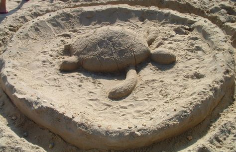 Free Beach Fun: How to Build Sand Castles & Sculptures With Kids Easy Sand Castle Ideas At The Beach, Easy Sand Sculptures Ideas, Beach Sand Art Easy, Sand Sculptures Easy The Beach, Sand Building Ideas Beach, Sand Builds, Sand Sculptures Easy, Sand Castle Ideas, Sandcastle Ideas