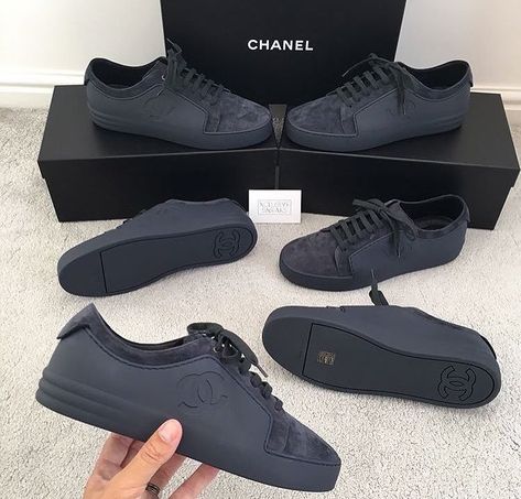 Tenis Vans, Chanel Sneakers, White Nike Shoes, Black Nike Shoes, Mens Fashion Classy, Blue Sneakers, Best Sneakers, Footwear Design Women, Sneakers Men Fashion