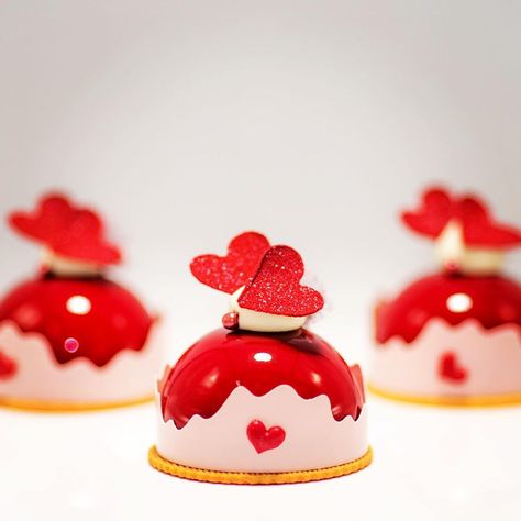 Guillaume.coulbrant 🇫🇷 on Instagram: “Valentine’s petit gateau ❤️ Composed of strawberry, rose and grapefruit. . . . . . #valentines #valentineday #stvalentin #gateau…” Strawberry Rose, Valentine Tea, Arts Magazine, Individual Desserts, Valentine Cake, Easy Cake Decorating, Mouse Cake, Cake Donuts, Plated Desserts