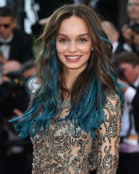 White Girl Braids, Luma Grothe, Galaxy Hair, Peekaboo Hair, Colored Hair Tips, Hairstyle Youtube, Hair Color Streaks, Hair Streaks, Ethnic Hairstyles