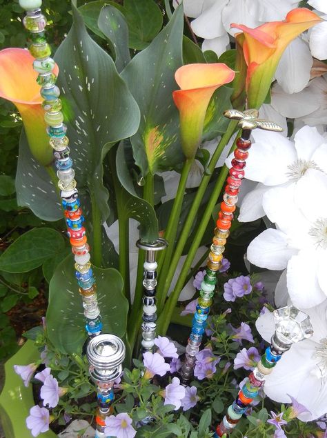 Diy fairy wand garden stakes...threaded rods, bracelet beads, drawer knobs. Garden Fairy Wands, Fleurs Diy, Faeries Gardens, Garden Whimsy, Fairy Wands, Garden Fairy, Diy Fairy, Fairy Garden Diy, Diy Garden Projects