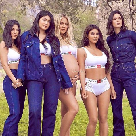 Mahkim on Instagram: “Really miss them seeing together on tv #keepingupwiththekardashians #kuwtk” Keeping Up With The Kardashian, Estilo Kardashian, Kloe Kardashian, Estilo Kylie Jenner, Sister Poses, Robert Kardashian, Jenner Family, Jenner Sisters, Kardashian Family