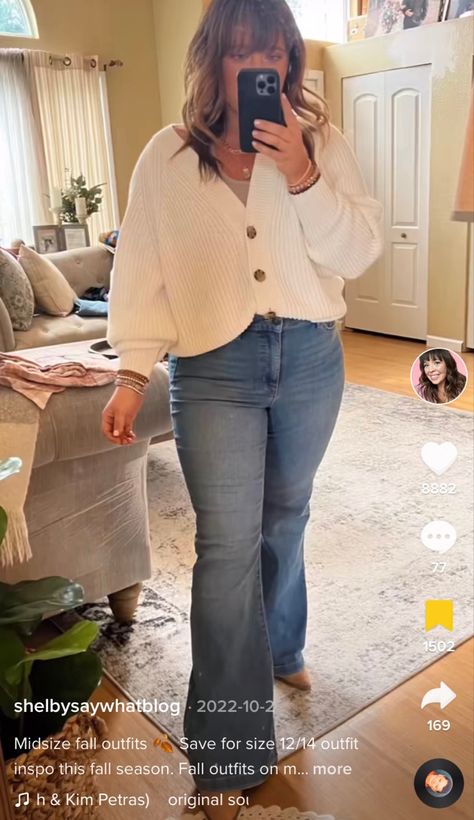 Bell Bottom Jeans Outfit Midsize, Bell Bottoms Fall Outfit, Midsize Wide Leg Jeans Outfit, Light Wash Flare Jeans Outfit, Flare Jeans Winter Outfit, Plus Size Flare Jeans Outfits, Bellbottom Jean Outfits, Flare Jeans Winter, Flair Jeans Outfit