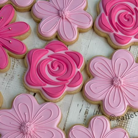 Flower Cookies Decorated Royal Icing, Pink Cookies Decorated, Flower Birthday Cookies, Simple Sugar Cookie Designs, Galletas Aesthetic, Pink Flower Cookies, Galletas Royal Icing, Cookies With Flowers, Flower Cookies Decorated