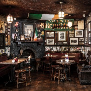 Irish Basement Bar, Home Pub Ideas, Irish Pub Interior, Pub Basement, Irish Pub Decor, Backyard Pub, Back Bar Design, Pub Interior Design, Garage Pub