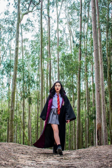 Harry Potter Photoshoot Ideas, Harry Potter Photoshoot, Harry Potter Photography, Cosplay Poses, Harry Potter Girl, Harry Potter Items, Standing Pose, Harry Potter Cosplay, Harry Potter Outfits