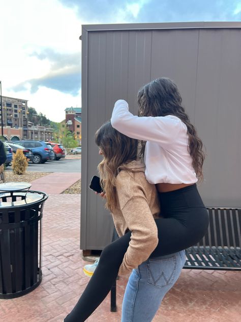 Sister Bonding Aesthetic, Sister Goals Pictures, Sister Pictures Kids, Older Sister Younger Sister Aesthetic, Sister Aesthetic Photography, Baby Sister Aesthetic, Middle Sister Aesthetic, Sister Aesthetic Pictures, Youngest Sister Aesthetic