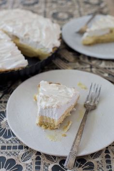 Este pie de limón, receta chilena no puede faltar en una clásica once o tecito con amigas. No es complicado y seguro te luces con uno casero. Feta Cheese, Camembert Cheese, See It, Feta, Dairy, Pie, Bread, Cheese