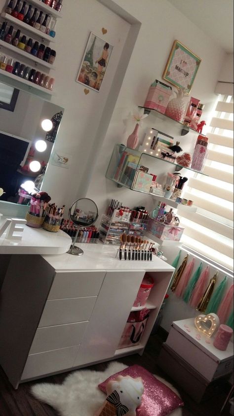 Click en el link para comprar #makeup #makeuplover #makeupvanityideas #vanitymirror #makeupaddict #blogger #fashion #style Buchifresa Room, Bedroom Guide, Glamorous Home, Zen Living, Stylish Room Decor, Beauty Room Vanity, Monochrome Decor, Bohemian Chic Decor, Curtain Holdbacks