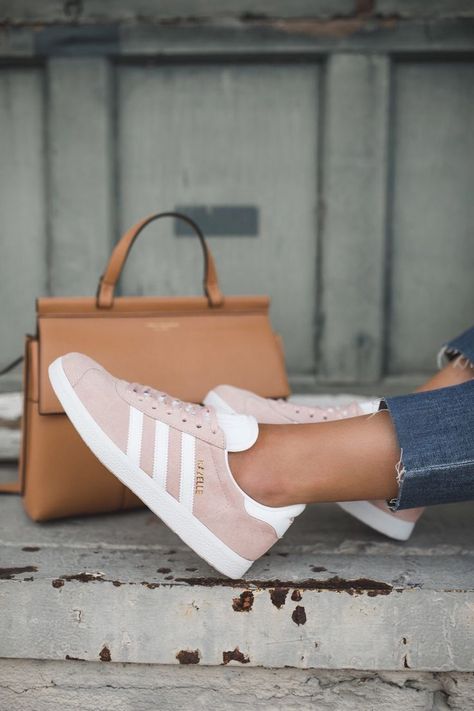 Adidas Gazelle Sneakers! Pink Gazelles, Pink Tennis Shoes, Pink Tennis, Tennis Shoes Outfit, Dallas Fashion, Baskets Nike, Adidas Sneaker, Sneakers Mode, Adidas Gazelle Sneaker