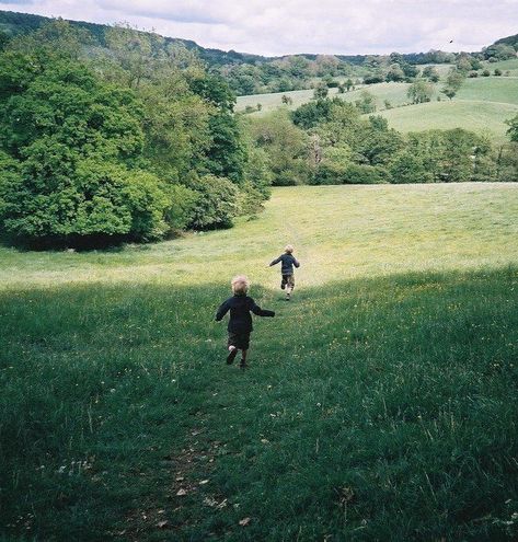 English Country Life Aesthetic, Country Side Life Aesthetic, Family Fun Aesthetic, Playing With Kids Aesthetic, Kids Playing Aesthetic, Farm Childhood, Childhood Photos Aesthetic, Country Family Aesthetic, Running With Kids