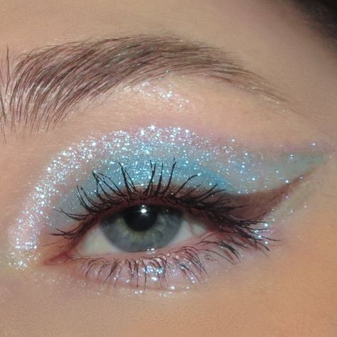 Cosmic Makeup, Blue Makeup Looks, Sparkly Makeup, Prom Eye Makeup, Flot Makeup, Glitter Eye Makeup, Loose Pigments, Eye Makeup Designs, Fairy Makeup