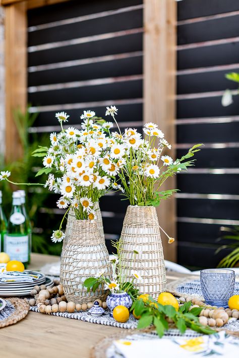 Natural Summer Decor, Modern Summer Decor, Summer Outdoor Tablescapes, Summer Tablescapes Indoor, Daisy Tablescape, Boho Summer Decor, Picnic Tablescape, Chilli Cookoff, Pretty Tablescapes