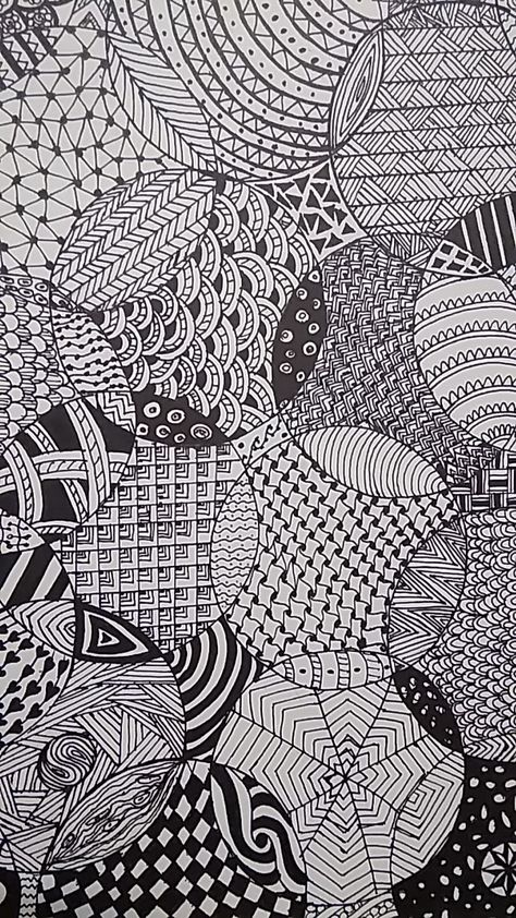 Different kinds of patterns made in random circles. Doodles In Circles, Zentangle Circle Patterns, Circle Zentangle Patterns, Sharpie Sketches, Circle Zentangle, Zentangle Circles, Random Patterns Drawing, Circle Art Projects, Zantangle Art