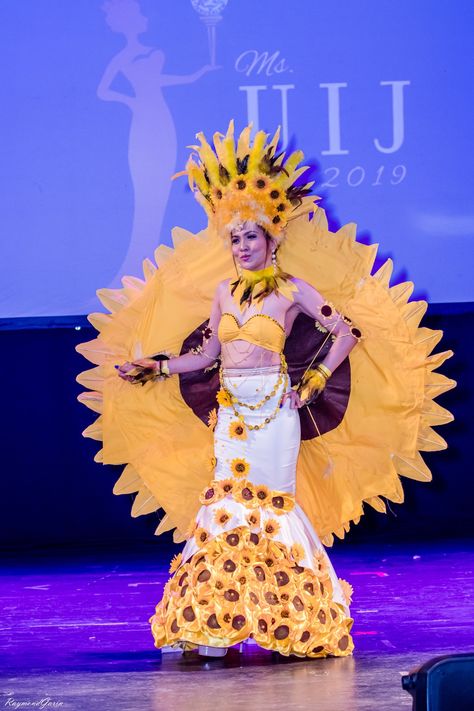 Sunflower costume.. Sunflower Costume, Flower Costume, National Costume, Mardi Gras, Statue Of Liberty, Philippines, Art Ideas, Sunflower, India