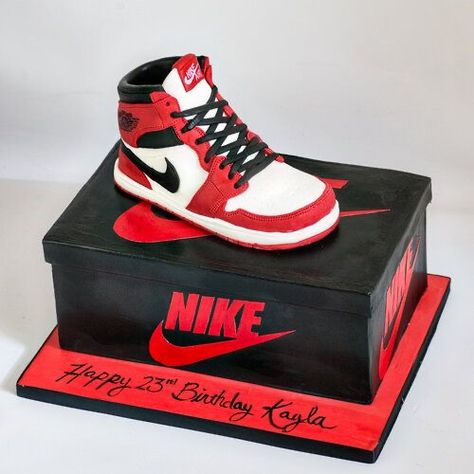 Diy Cakes For Men, Jordan 1 Cake, 16th Birthday Cake Boy, Sneaker Ball Cake, Sneaker Cake Ideas, Nike Birthday Cake, 18th Birthday Cake Boys, Nike Cake, Jordan Cake