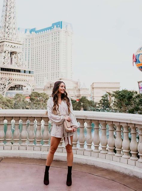 Looking for outfits for chic Las Vegas outfits, or wondering what to wear in Vegas? Get inspired with these 17 classy Vegas looks for every season - spring, summer, fall, and winter! Get Vegas day outfit ideas, and Las Vegas night outfit looks, whether you want casual, or something for dinner, or to party in! There's cute dresses, sequins, and glam, as well as outfits for exploring the Sin City sights! Bravocon Outfit Ideas, Las Vegas In Winter Outfits, Las Vegas Outfit Over 50, Outfits For Vegas In June, Adele Concert Outfit Ideas Vegas, Vegas Outfit Ideas Midsize, Vegas Dresses Classy, Vegas Spring Outfits, What To Wear In Vegas In February