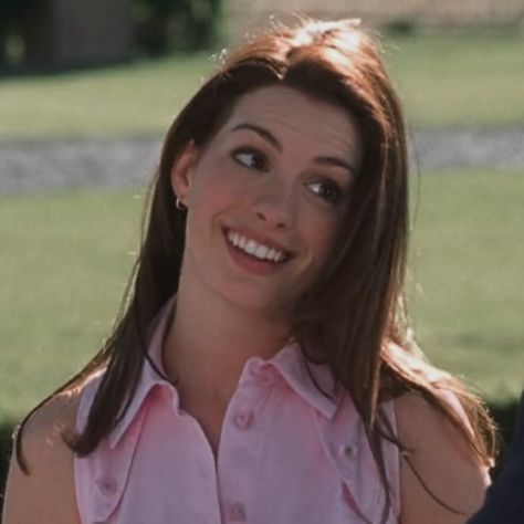 the princess diaries 2 • anne hathaway Mia Thermopolis, Princess Diaries 2, The Princess Diaries, Princess Diaries, Anne Hathaway, The Princess, Green, Hair, Pink